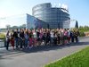 Schülerinnen und Schüler sowie Lehrkräfte vor dem Europäischen Parlament in Straßburg