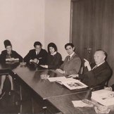 Deutsche und französische Jugendliche im Gespräch mit Bundeskanzler Adenauer